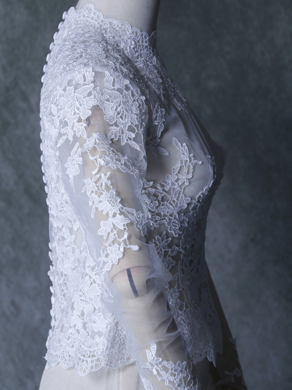 ボレロ ウェディングドレス 可憐な花刺繍のトップス  ロングスリーブ  くるみボタン  細見えシルエット 8枚目の画像
