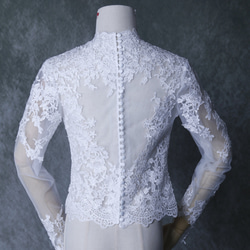 ボレロ ウェディングドレス 可憐な花刺繍のトップス  ロングスリーブ  くるみボタン  細見えシルエット 3枚目の画像