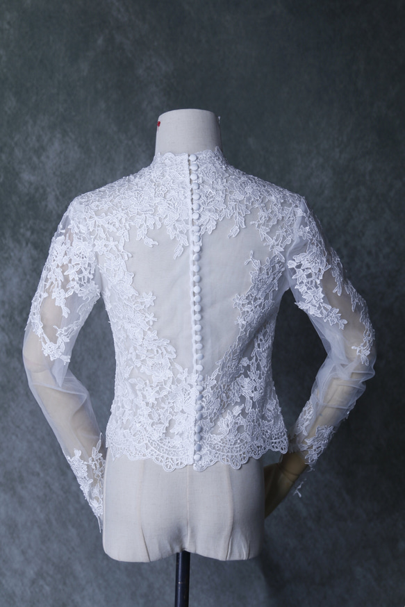 ボレロ ウェディングドレス 可憐な花刺繍のトップス  ロングスリーブ  くるみボタン  細見えシルエット 3枚目の画像