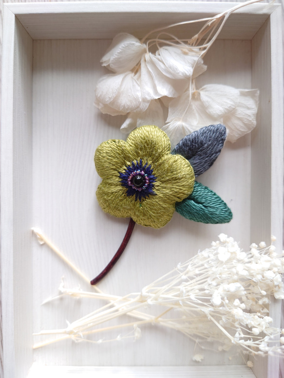 刺繍ブローチ　抹茶色のお花のブローチ 1枚目の画像