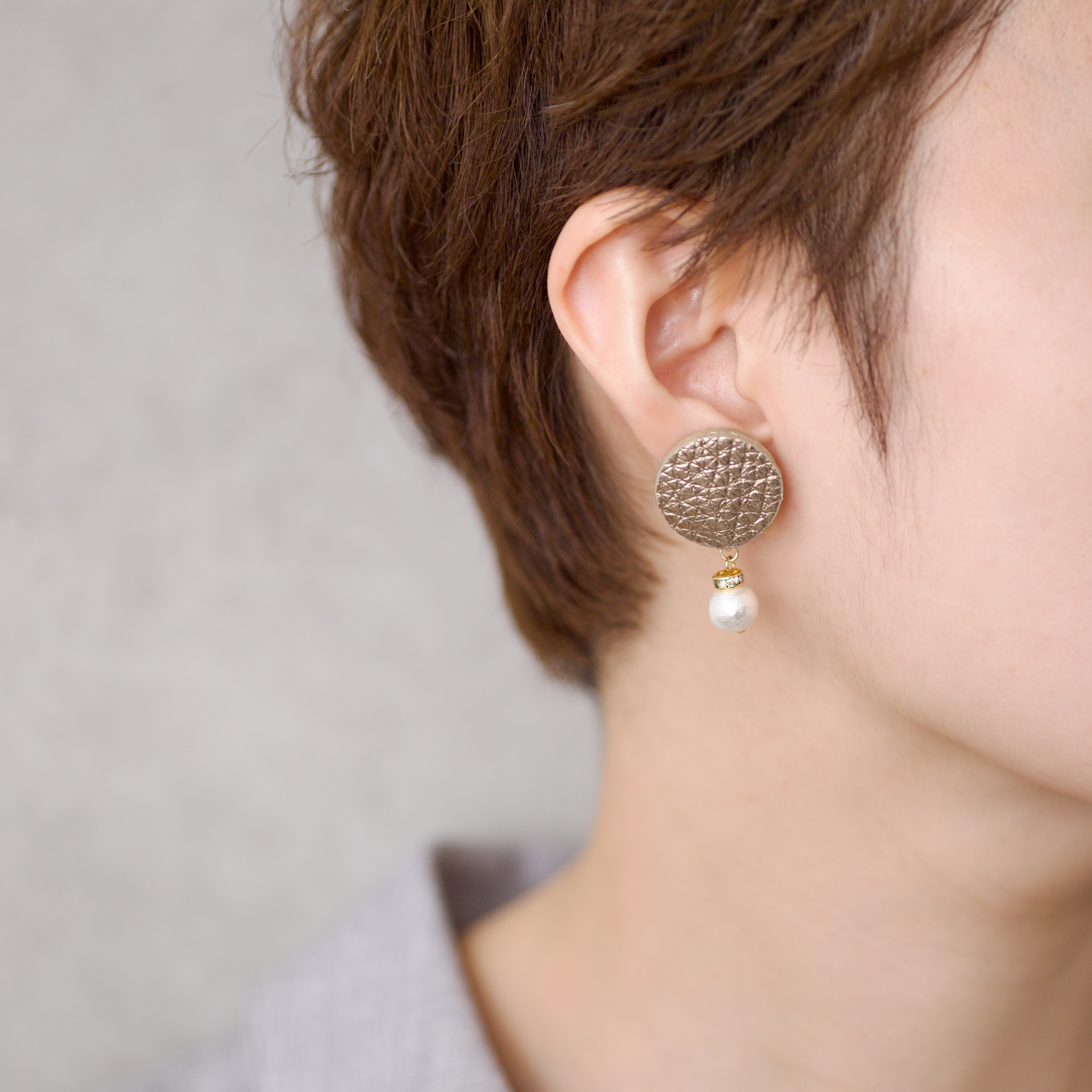 本革とコットンパールのシンプルアクセサリー イタリアンレザー ゴールド   革