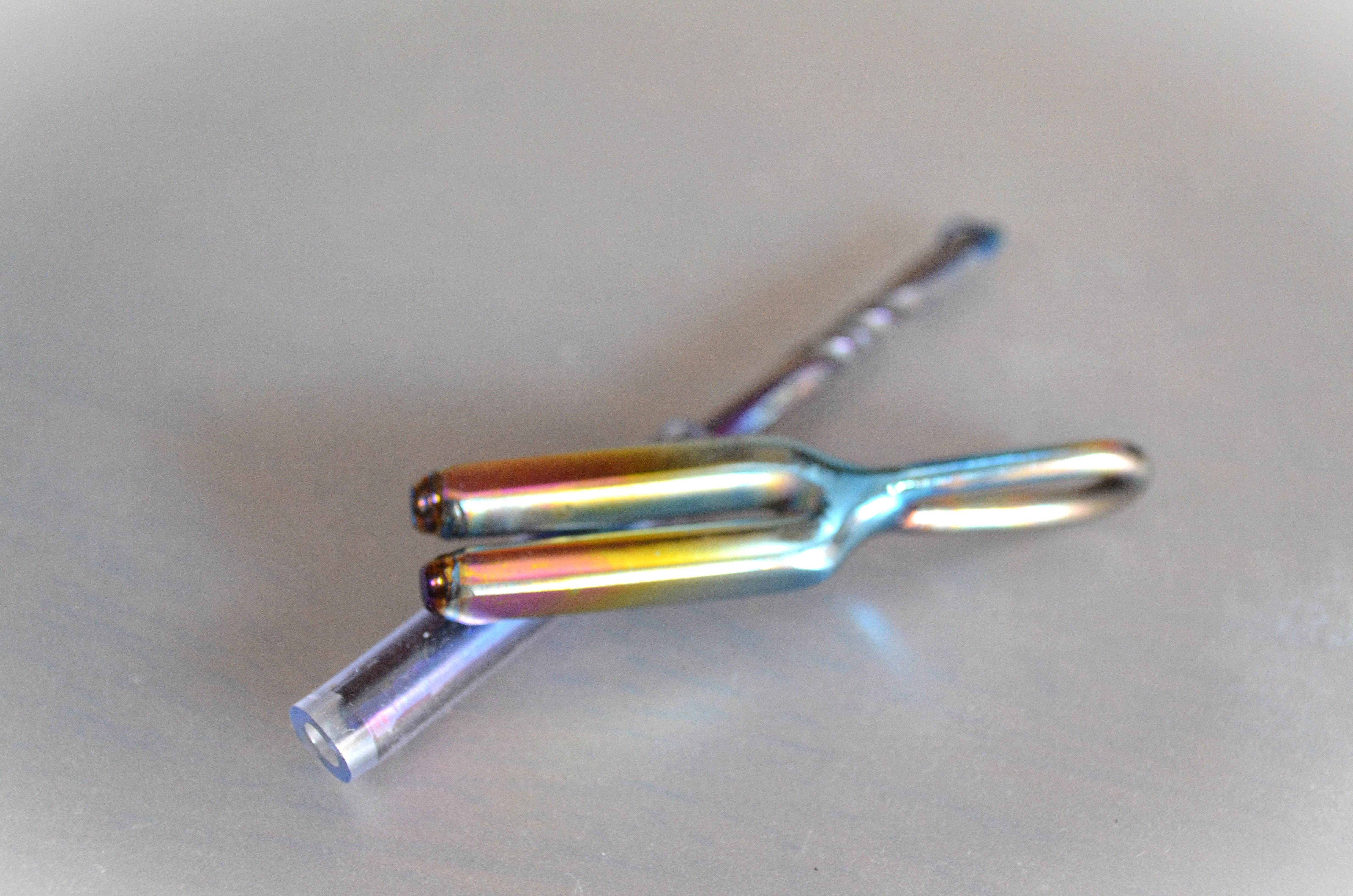 Titanium Tuning fork pendant・チタンの音叉4096Hz・虹