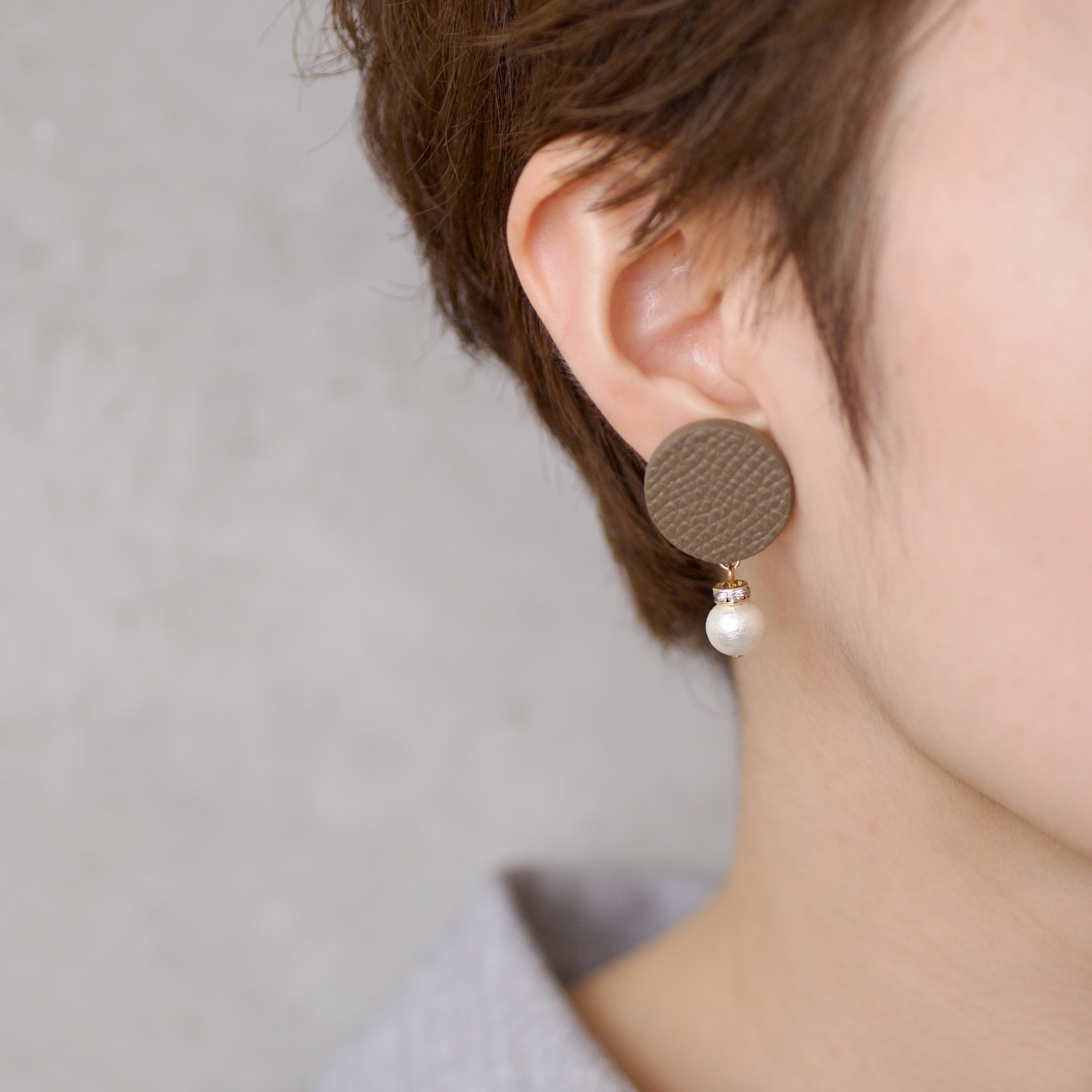 本革とコットンパールのシンプルアクセサリー ヴォーエプソン レザー エトープ   革