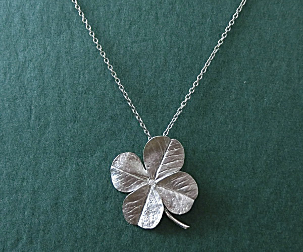 【本物の４つ葉のクローバーペンダント】天然ダイヤモンド（４月の誕生石）シルバー　あなたの誕生石もセット可能です。◎日本製