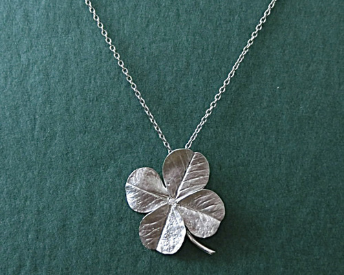 本物の4つ葉のクローバーペンダント】天然ダイヤモンド（4月の誕生石