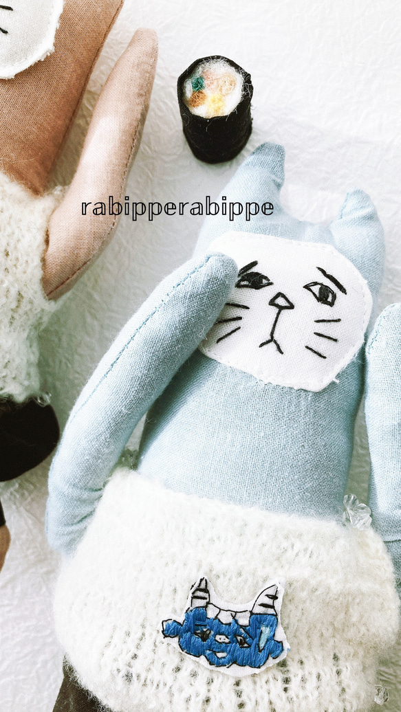 こまり顔猫　ぬいぐるみ　節分　鬼　刺繍  1匹 パステルブルー　羊毛　恵方巻き付き　rabippe 3枚目の画像