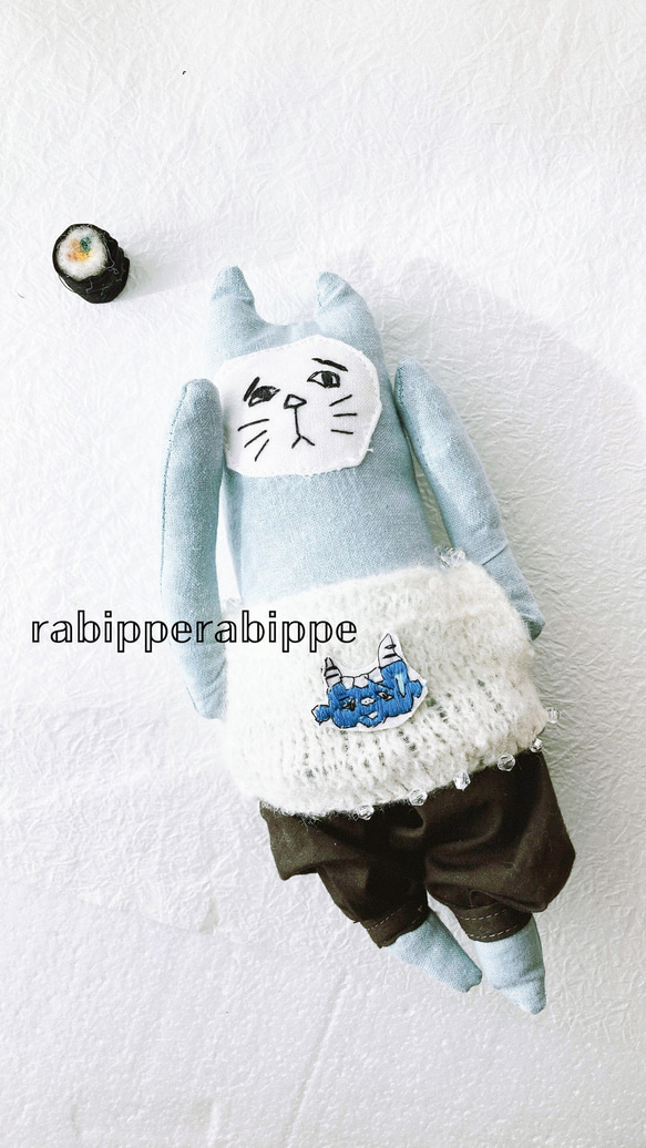 こまり顔猫　ぬいぐるみ　節分　鬼　刺繍  1匹 パステルブルー　羊毛　恵方巻き付き　rabippe 1枚目の画像
