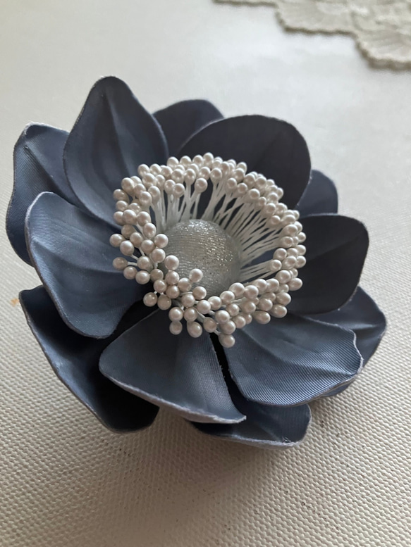 アネモネの布花ミニコサージュ 2枚目の画像