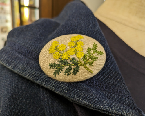 月と木のブローチ　オーバル　刺繍ブローチ 刺繍ブローチ ミモザ オーバル型 横振りミシン ブローチ 手づくり工房