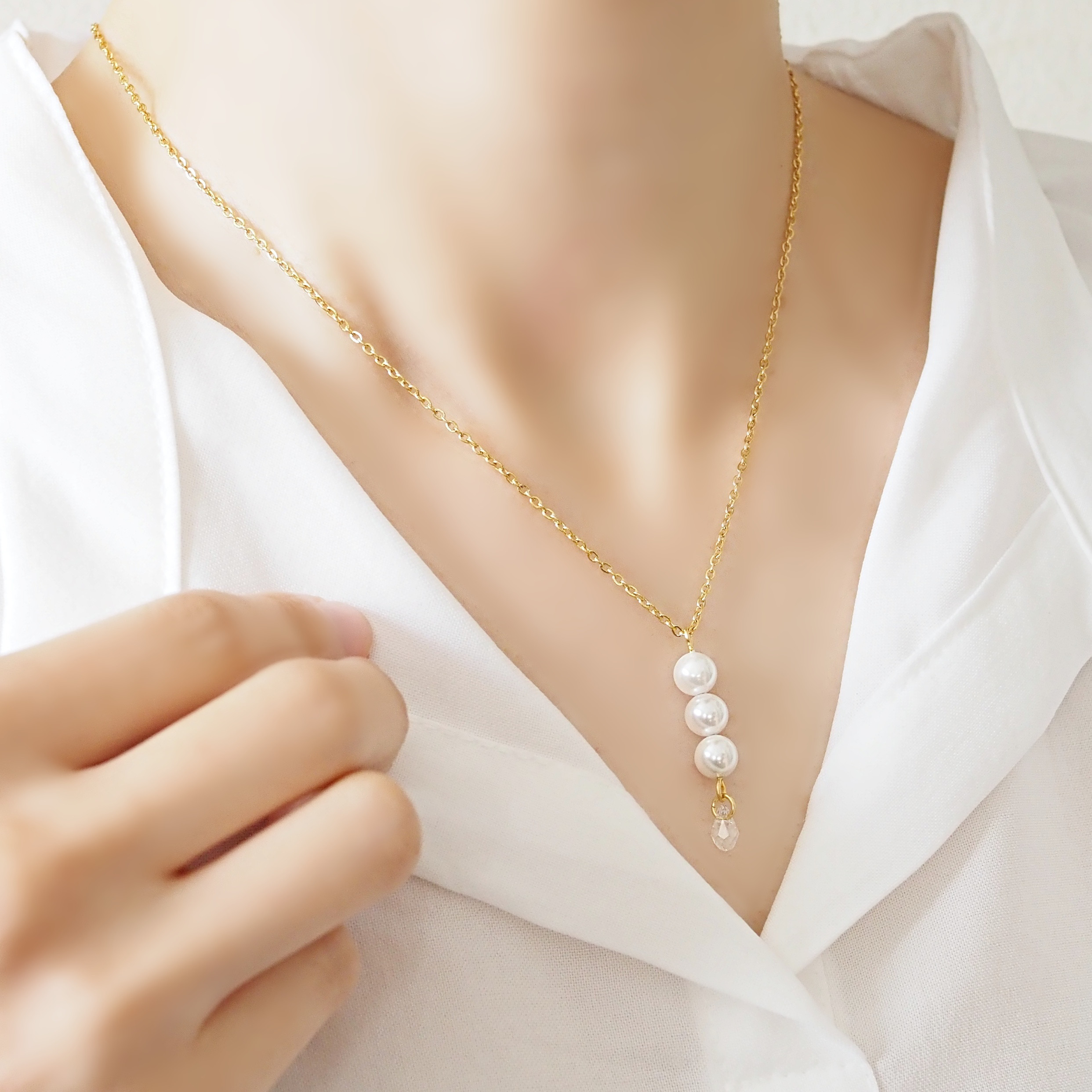 金属アレルギー対応!ゴールド＊シルキーホワイト貝パール&クリスタル/14kgfマグネット/サージカルステンレスネックレス