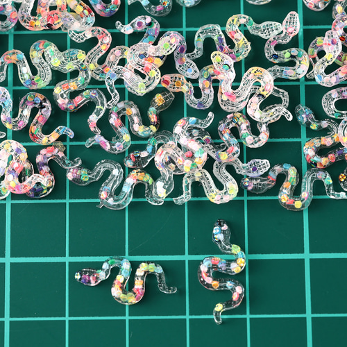 ネイルパーツ 蛇 17mm カラフル 100個 ヘビ プラ製 デコ レジン