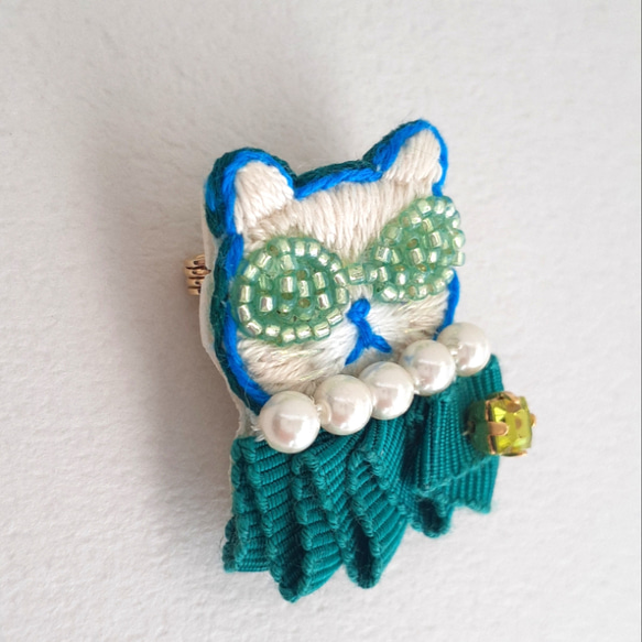 リボンをつけた刺繍猫ブローチ(緑色) 2枚目の画像
