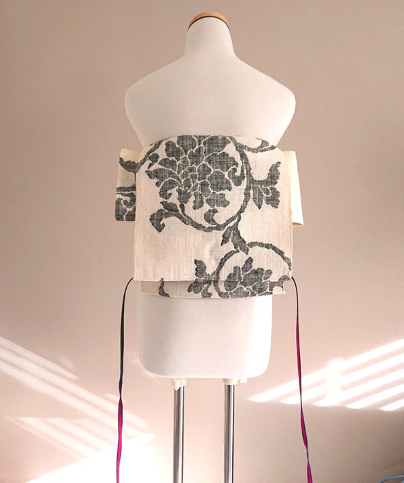 モノトーンの唐草模様 作り帯 銀座スタイル ～100cm 手織り真綿紬 4枚目の画像