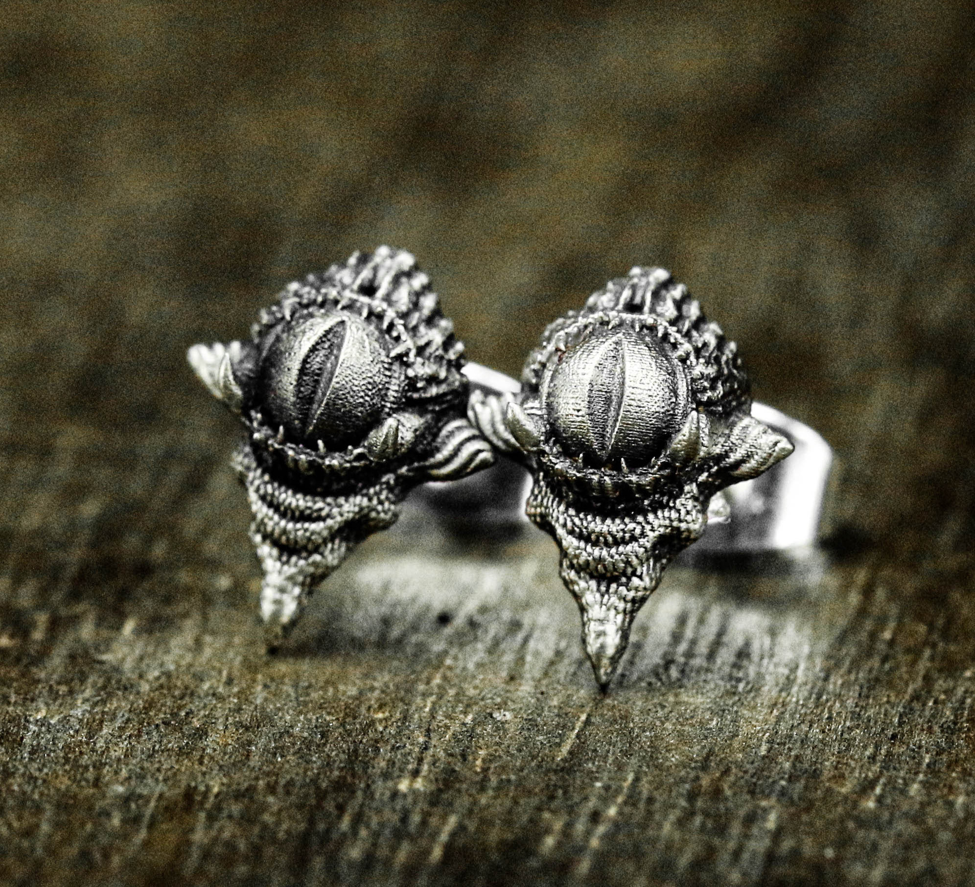 デビルズアイ・ピアス ヒストリカル・ジュエリー ヴィンテージ 支配的なサタン・スカル ジュエリー 保護 希少なお守り