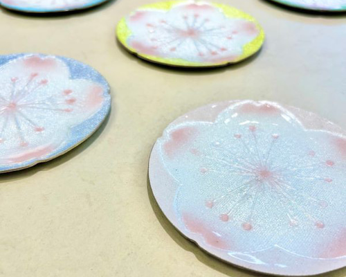 古い中国七宝焼の小皿8点、オリジナル箱付き