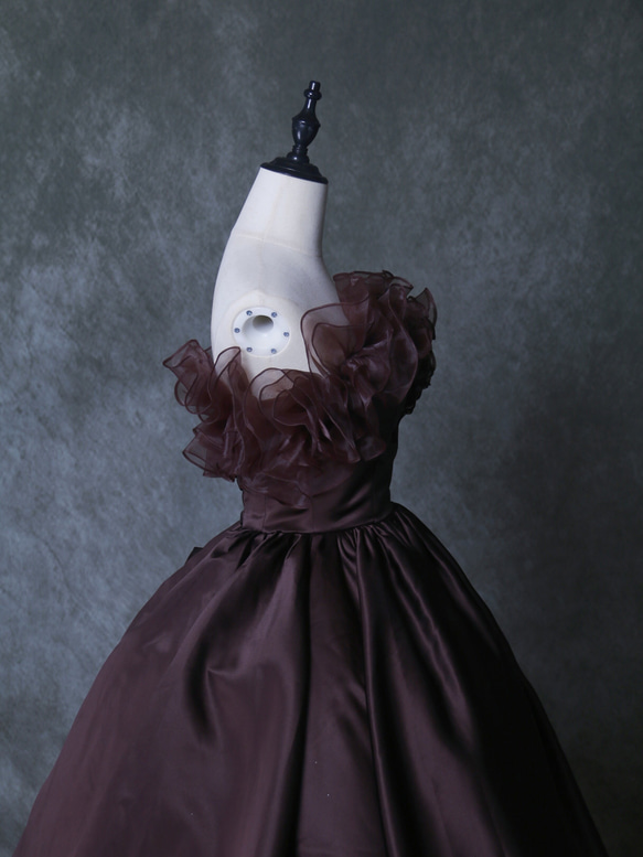 カラードレス  ブラウン  オフショルダー  編み上げ  光沢サテン  アンティークなドレス  ブライダル 6枚目の画像