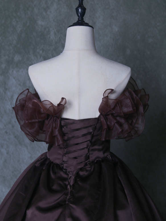 カラードレス  ブラウン  オフショルダー  編み上げ  光沢サテン  アンティークなドレス  ブライダル 8枚目の画像