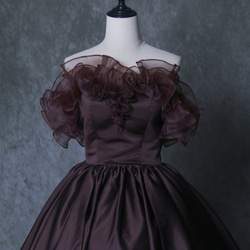 カラードレス  ブラウン  オフショルダー  編み上げ  光沢サテン  アンティークなドレス  ブライダル 4枚目の画像