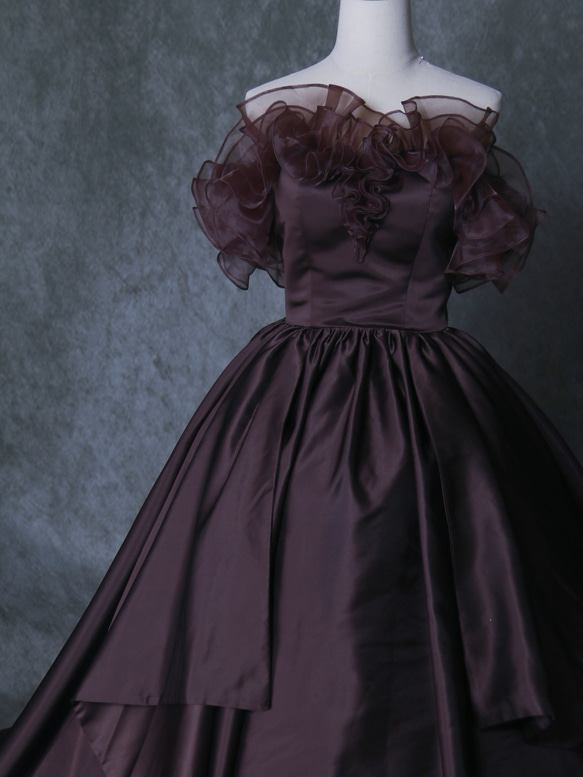 カラードレス  ブラウン  オフショルダー  編み上げ  光沢サテン  アンティークなドレス  ブライダル 5枚目の画像