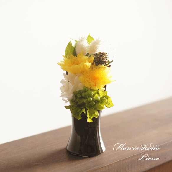 【仏花】小菊とアジサイのコンパクトサイズの仏花（黄）・全てプリザーブドフラワー使用 1枚目の画像