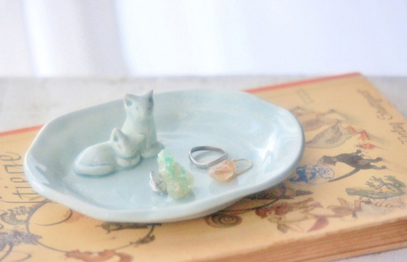 jewelrydish(ねこちゃんたち)　黄緑に近い水色 1枚目の画像