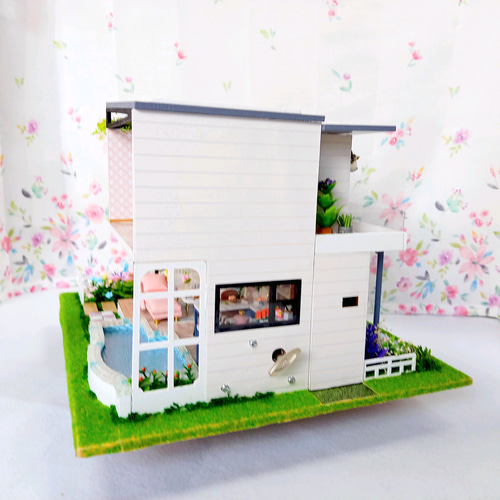 日差しが降り注ぐ家』ミニチュアドールハウスの完成品です その他