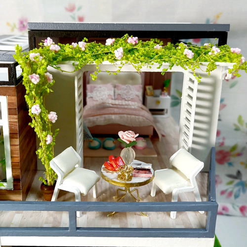 日差しが降り注ぐ家』ミニチュアドールハウスの完成品です その他