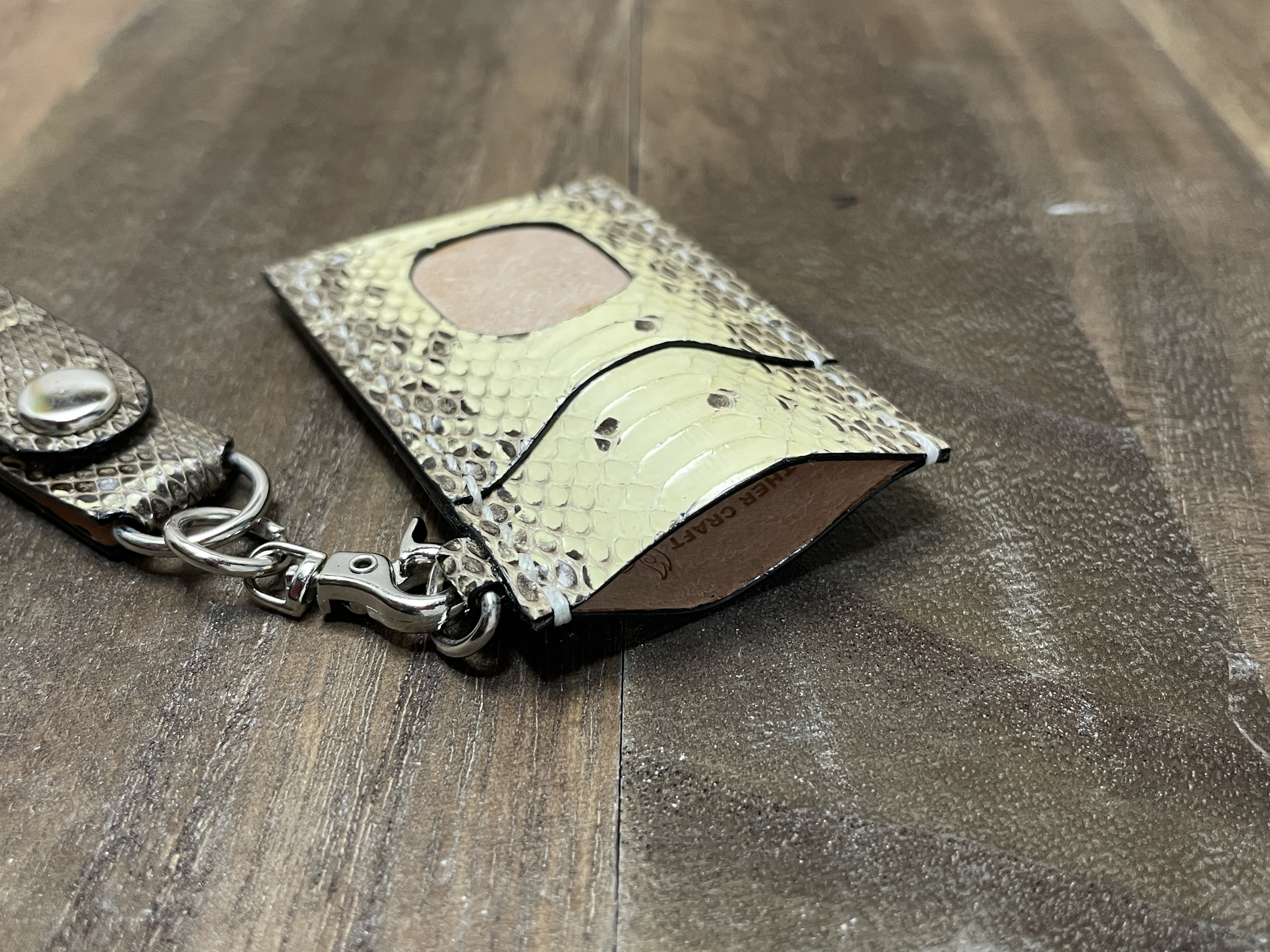 ミズヘビのループ付き切符ホルダー