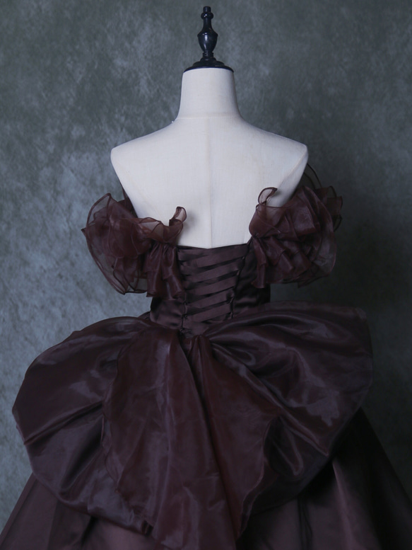 カラードレス ブラウン オフショルダー 編み上げ リボン 光沢サテン アンティークなドレス ブライダル 6枚目の画像