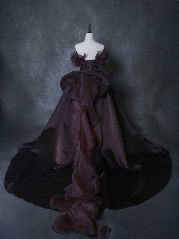 カラードレス ブラウン オフショルダー 編み上げ リボン 光沢サテン アンティークなドレス ブライダル 3枚目の画像