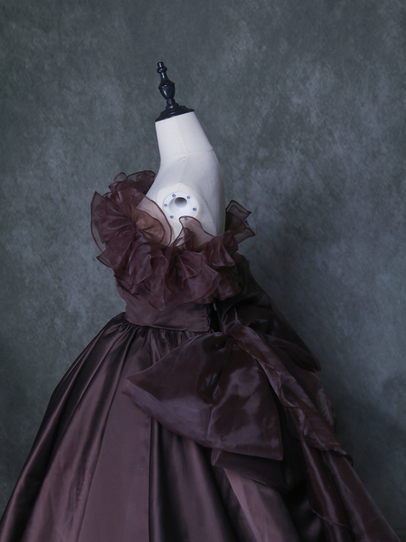 カラードレス ブラウン オフショルダー 編み上げ リボン 光沢サテン アンティークなドレス ブライダル 8枚目の画像