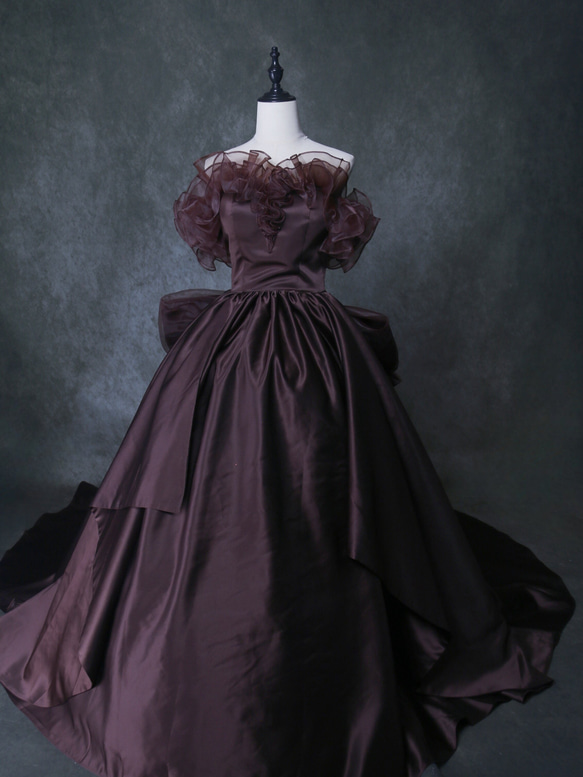 カラードレス ブラウン オフショルダー 編み上げ リボン 光沢サテン アンティークなドレス ブライダル 1枚目の画像