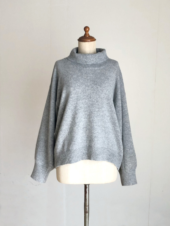 ヘザーグレーのハイネックセーター アンゴラ混ウール100% 1枚目の画像