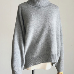 ヘザーグレーのハイネックセーター アンゴラ混ウール100% 2枚目の画像
