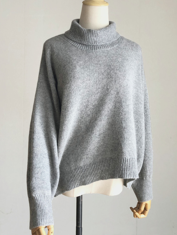 ヘザーグレーのハイネックセーター アンゴラ混ウール100% 2枚目の画像