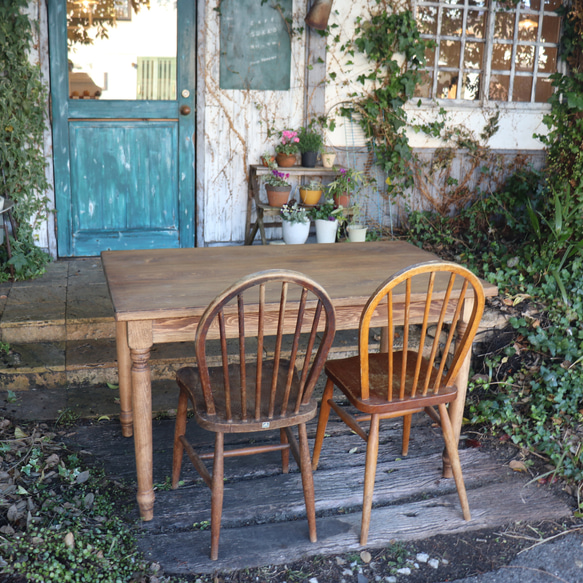 ヒノキW1400奥行700 シャビー調　レトロ　ろくろ足　カウンターテーブル ダイニングテーブル・木足　テーブル 撮影の際は自然光や白熱灯があたっております イス 椅子 小物類は撮影用でついていません