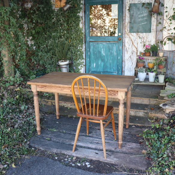 ヒノキW1400奥行700 シャビー調　レトロ　ろくろ足　カウンターテーブル ダイニングテーブル・木足　テーブル 撮影の際は自然光や白熱灯があたっております イス 椅子 小物類は撮影用でついていません