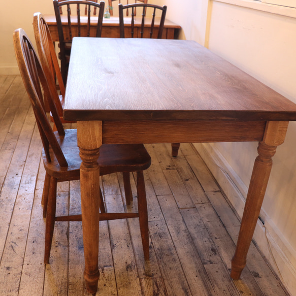 ヒノキW1400奥行700 シャビー調　レトロ　ろくろ足　カウンターテーブル ダイニングテーブル・木足　テーブル 撮影の際は自然光や白熱灯があたっております イス 椅子 小物類は撮影用でついていません