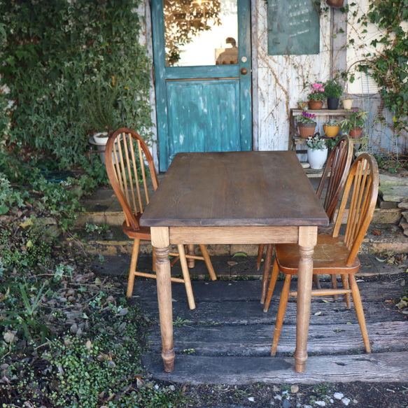 ヒノキW1400奥行700 シャビー調　レトロ　ろくろ足　カウンターテーブル ダイニングテーブル・木足　テーブル 撮影の際は自然光や白熱灯があたっております イス 椅子 小物類は撮影用でついていません