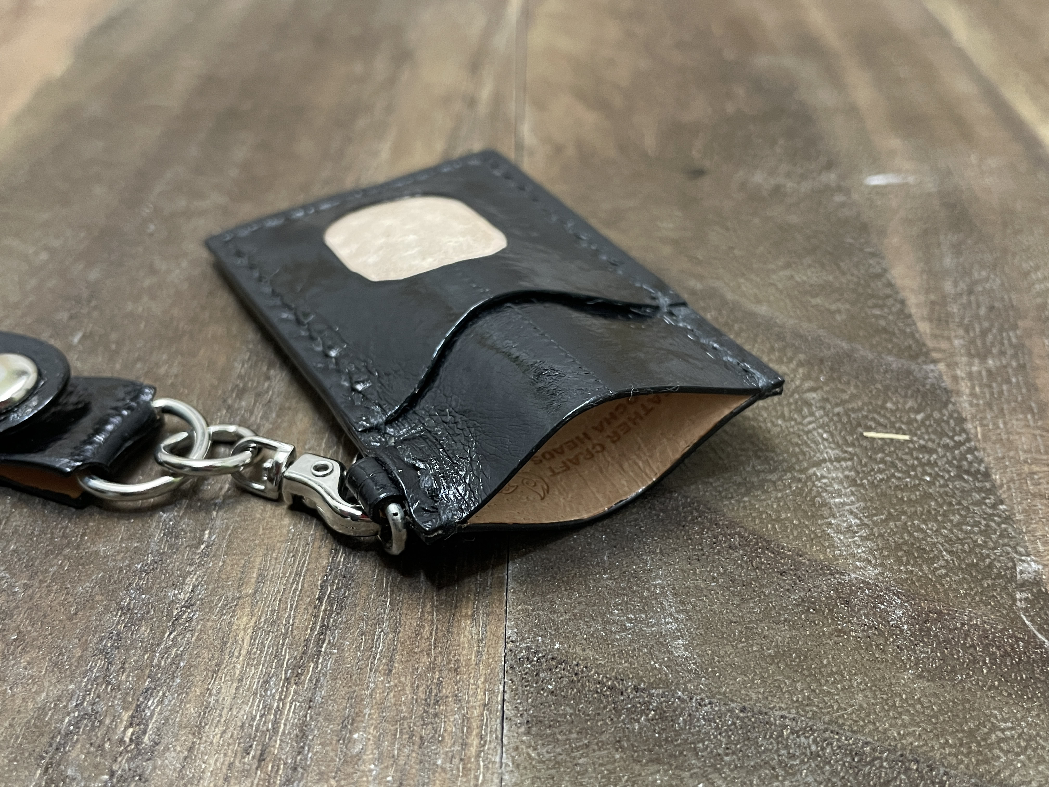 ウナギのループ付き切符ホルダー