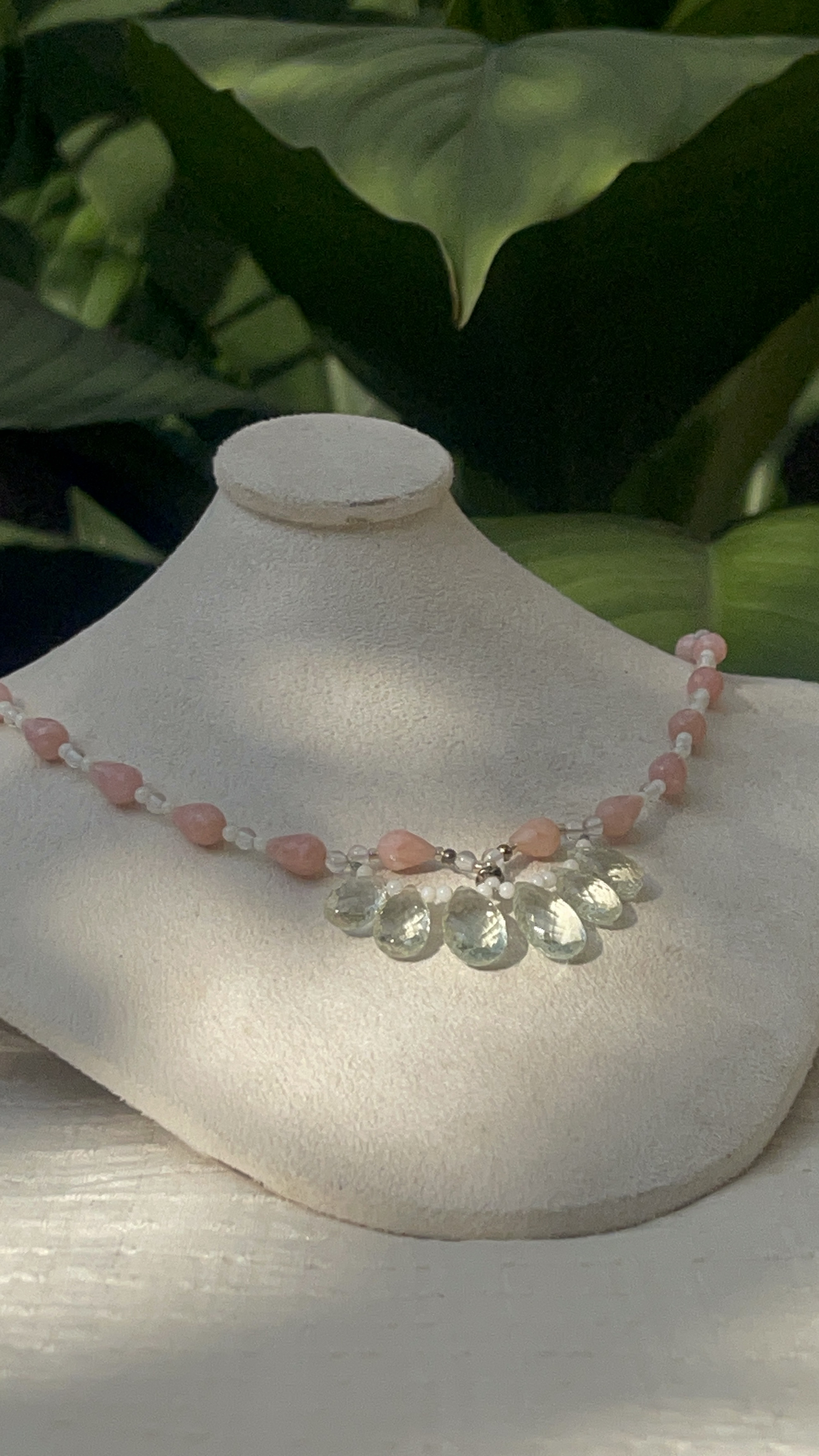 エレガントなユージェムストーンネックレス