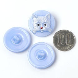 ガラスボタン 2.8cm 水色・白猫 3枚目の画像