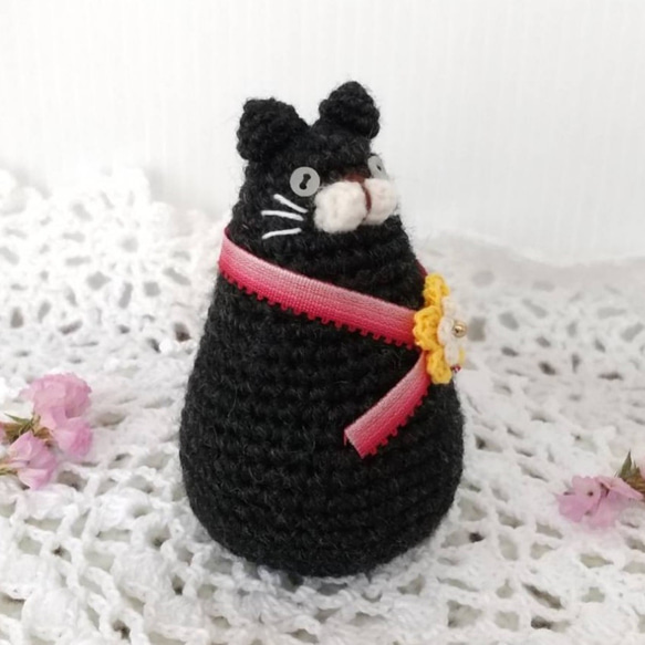 黒ねこさんのコロンとした編みぐるみ(リボン&お花モチーフ付) 7枚目の画像