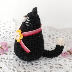 黒ねこさんのコロンとした編みぐるみ(リボン&お花モチーフ付) 6枚目の画像