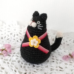 黒ねこさんのコロンとした編みぐるみ(リボン&お花モチーフ付) 5枚目の画像