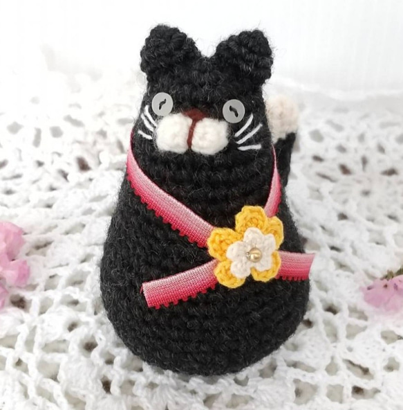 黒ねこさんのコロンとした編みぐるみ(リボン&お花モチーフ付) 10枚目の画像