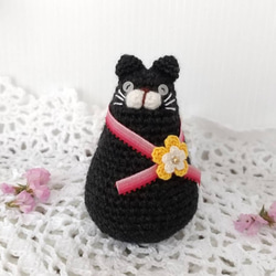 黒ねこさんのコロンとした編みぐるみ(リボン&お花モチーフ付) 3枚目の画像