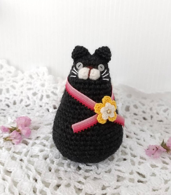 黒ねこさんのコロンとした編みぐるみ(リボン&お花モチーフ付) 3枚目の画像