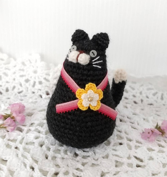 黒ねこさんのコロンとした編みぐるみ(リボン&お花モチーフ付) 1枚目の画像