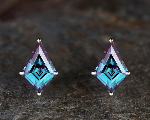 6月の誕生石 アレキサンドライト ピアス カラーチェンジストーン